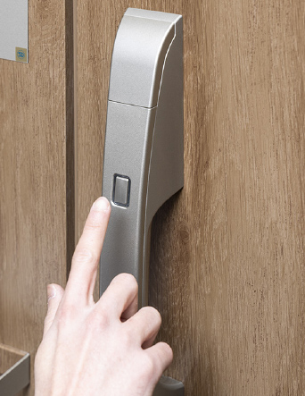 電気錠採用の玄関ドア